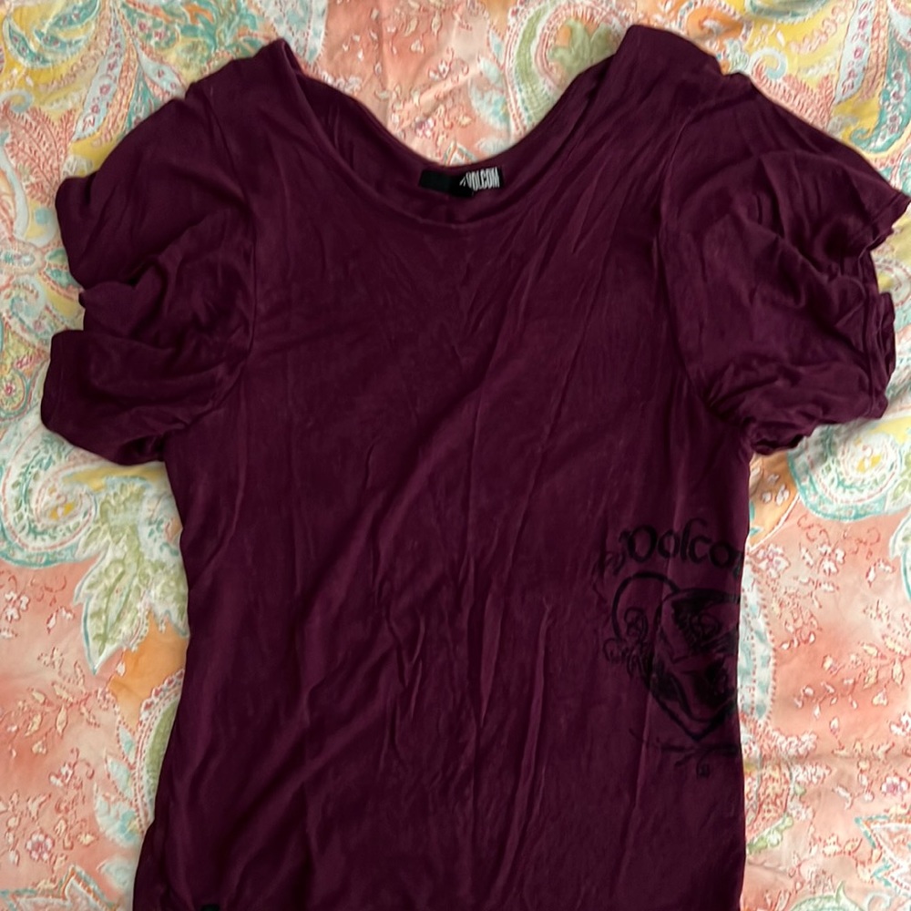 🏷️3 for $10🛍️ Purple Volcom shirt.